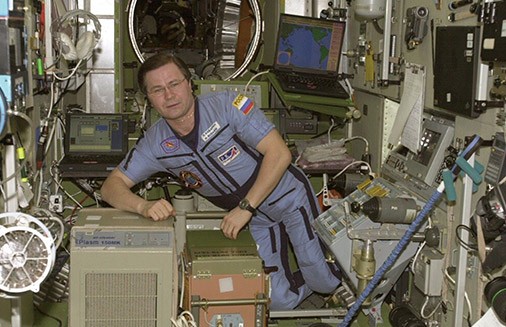  从法国引进爱茵斯贝低温等离子空气消毒技术。