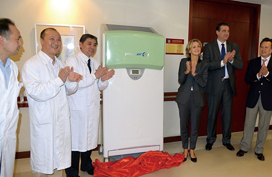  采用爱茵斯贝等离子空气消毒设备，在瑞金医院血液科建成国内首个生物清洁病区，法国教育科技部长出席启用仪式。